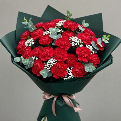 Ramo 25 Claveles rojos paniculata y eucalipto